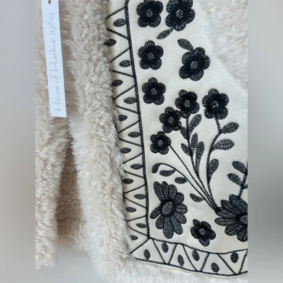 Viral House of Harlow 1960 Floral Black Embroidered Sherpa Fleece Vest - Picture 3 of 5